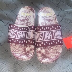 Cute flip flops size 8